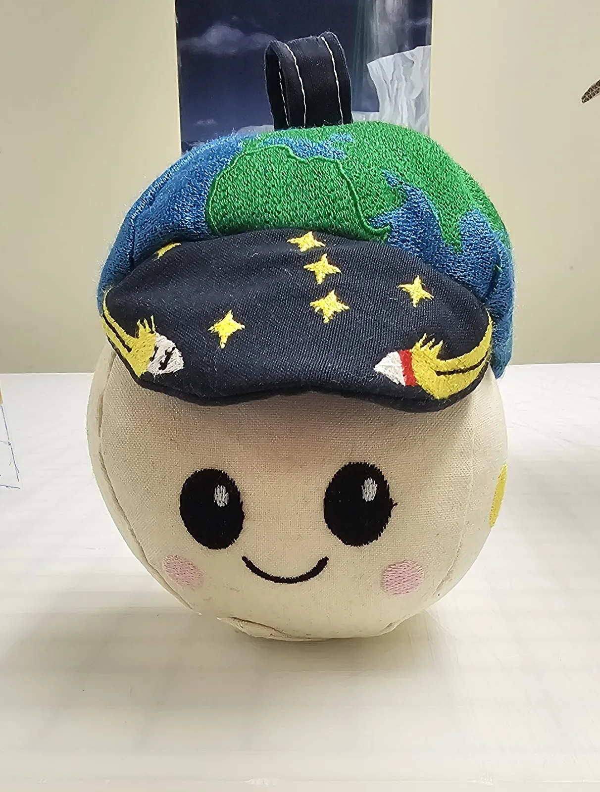 地球と星空を模した帽子をかぶるぬいぐるみを写したnuiの問題画像